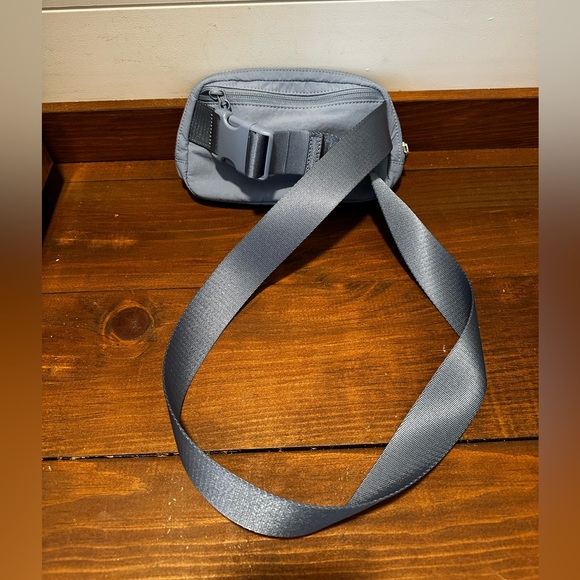 Women’s Blue Lululemon Adjustable Strap Everywhere Belt Bag 1L Fanny Pack Bag - Picture 4 of 6